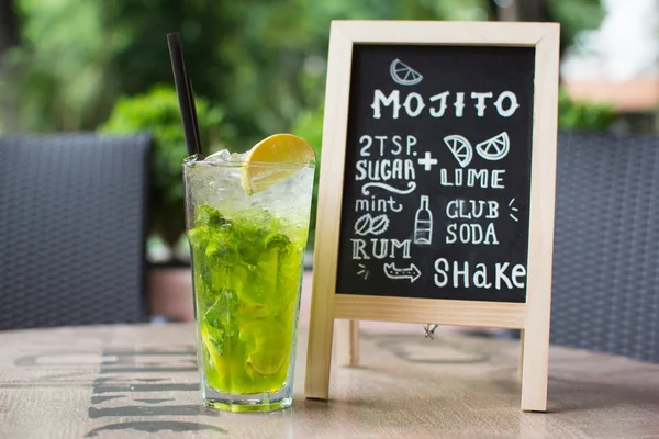 Letras de Mojito Chalk. Cóctel y receta en la pizarra . — Foto de Stock