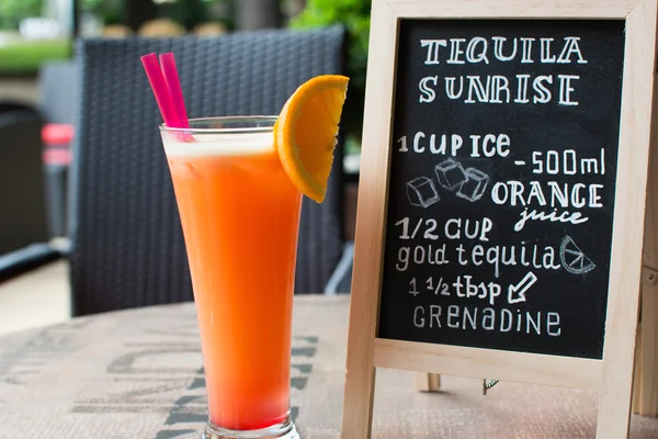 Tequila Sunrise Craie lettrage. Cocktail et recette sur le tableau noir . — Photo