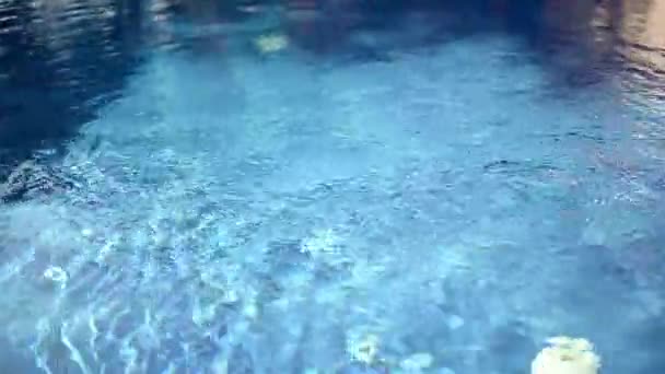 Acqua blu in piscina. — Video Stock