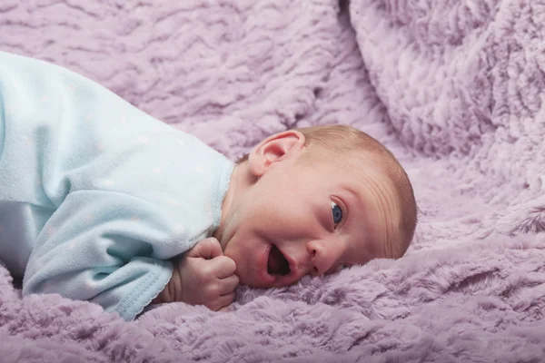 Vrolijk baby op de deken — Stockfoto