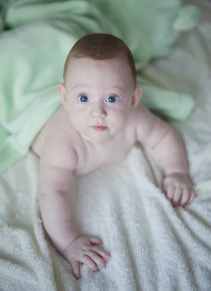 Bebê caucasiano com olhos azuis — Fotografia de Stock