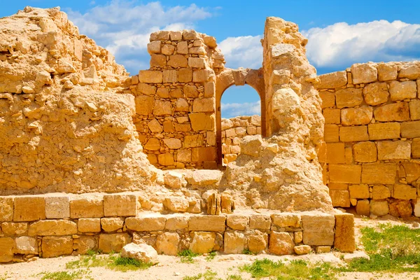 Fenêtre en arc dans mur en ruine — Photo