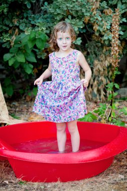 arka bahçesinde Havuz kız