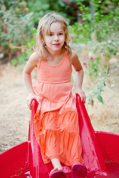 Маленькая девочка во дворе бассейна — стоковое фото