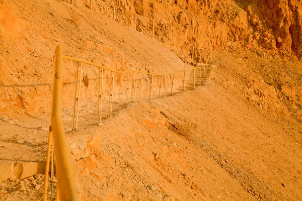 O fragmento de um bannister na montanha ascende — Fotografia de Stock