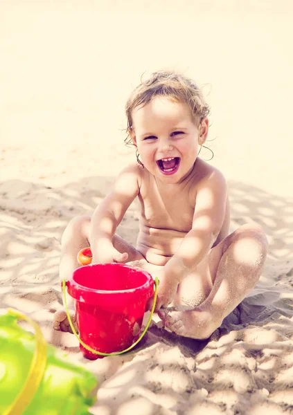 Lachen meisje van de baby op een strand (afgezwakt) — Stockfoto