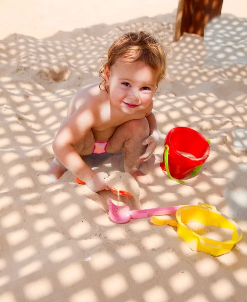Meisje van de baby spelen met zand — Stockfoto