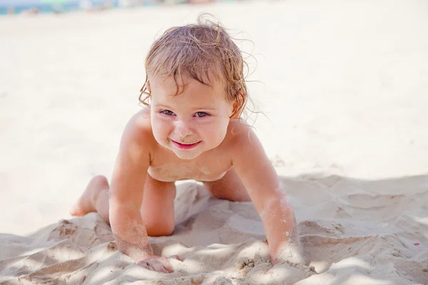 Funny baby in het zand — Stockfoto