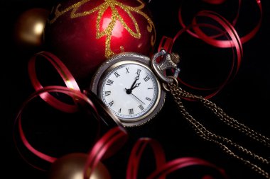 Yeni yıl ile kırmızı baubles ayarla