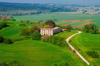 Issız bir malikanenin ile kırsal manzara
