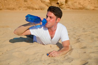 Çölde yorgun gezgin