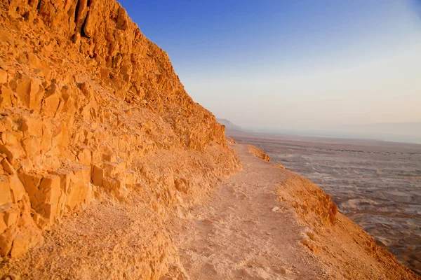 Peligroso camino en las montañas — Foto de Stock