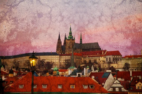 Lila Sonnenaufgang über der Prager Burg (Jahrgangsbild)) — Stockfoto