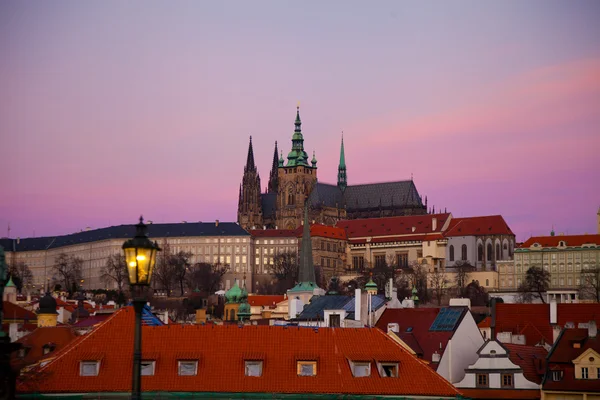 Purple sunrise over Prague Castle — Stock Photo, Image