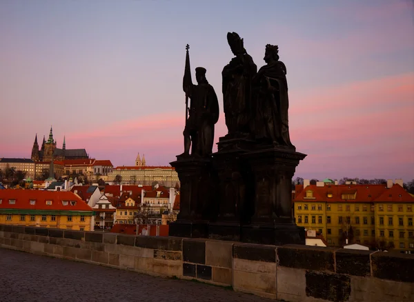Silhouette of statues on Charles Bridge — Stock Photo, Image