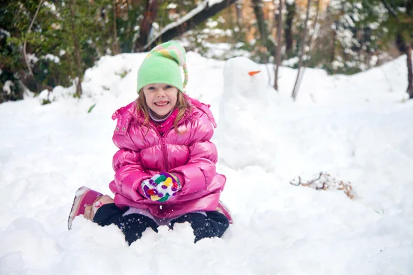 可爱的金发女孩制作雪球 — 图库照片