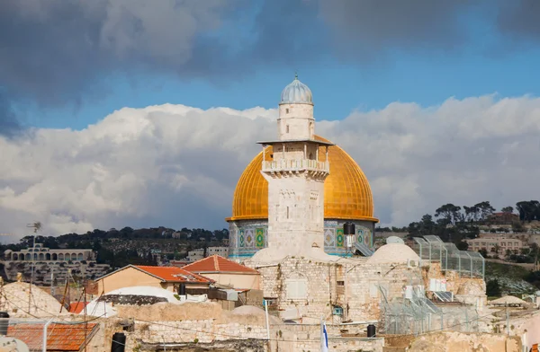 Minaret et Dôme du Rocher contre ciel nuageux — Photo