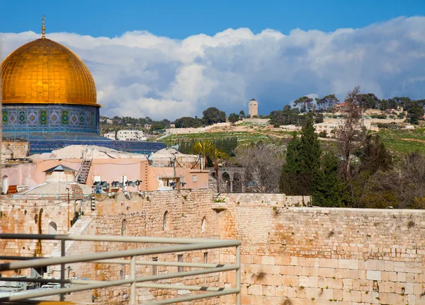 Kar ile kaya ve Temple Mount kubbe — Stok fotoğraf