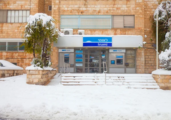 Entrada coberta de neve no Banco Leumi em Jerusalém — Fotografia de Stock