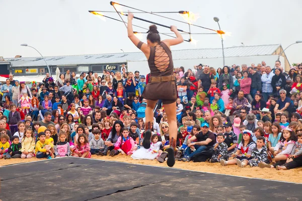 Crianças assistindo a um show de fogo durante as celebrações de Purim — Fotografia de Stock