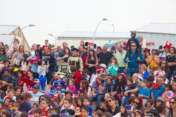 Crowd of people watching Purim performace — Stock Photo, Image