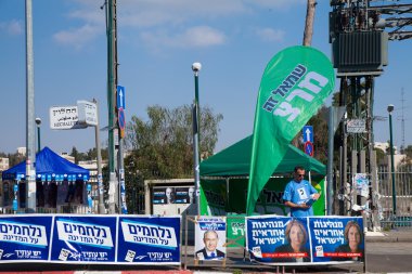 İsrail bir kampanya stand seçimleri gün boyunca çalışan adam