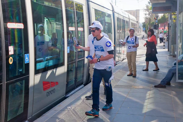 Students handing out campaign leaflets for Netanyahu — Stock Photo, Image