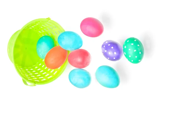 Многоцветные пасхальные яйца поверх белого — стоковое фото