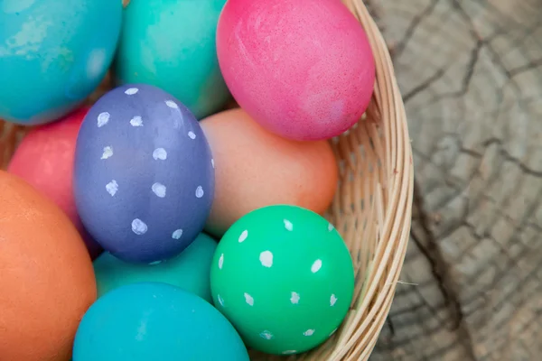 Closeup on the eggs in an Easter nest on a stump — Stock Photo, Image