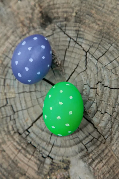 Due uova di Pasqua su un ceppo — Foto Stock