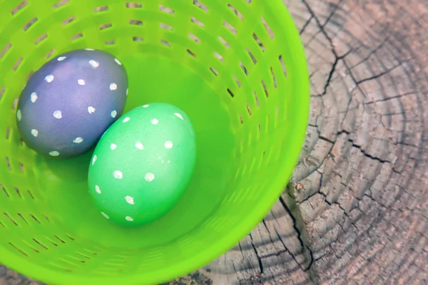 Dos huevos punteados en cesta de plástico — Foto de Stock