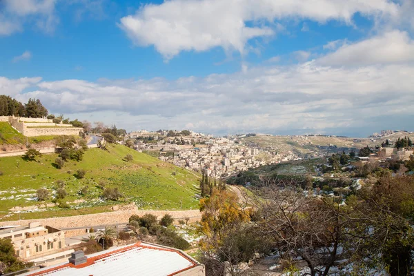 Valle de Kidron en Jerusalén con nieve y cielo azul — Foto de Stock