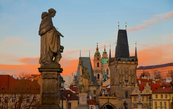 Dramatic sunrise view of the towers of Mala Strana from Charles — Stock Photo, Image