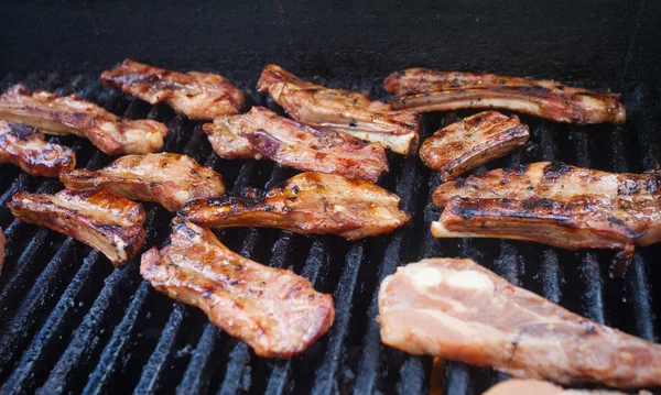 Herkullisia porsaankylkiluita grillissä — kuvapankkivalokuva