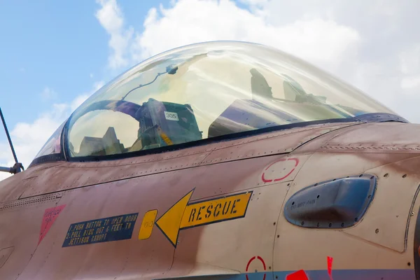 Zbliżenie na kokpicie F-16 — Zdjęcie stockowe