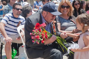Dünya Savaşı gazisi için küçük kız konuşuyor