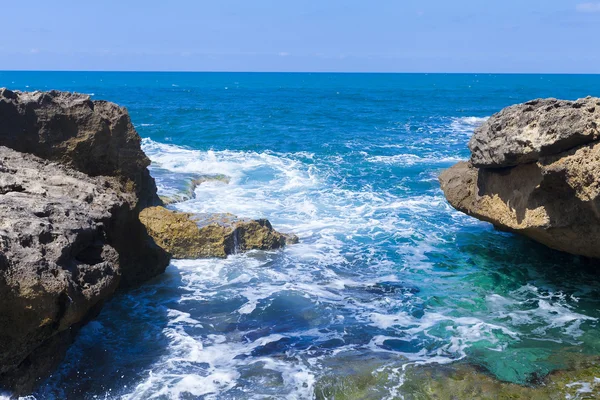 Olas espumosas entre enormes rocas — Foto de Stock