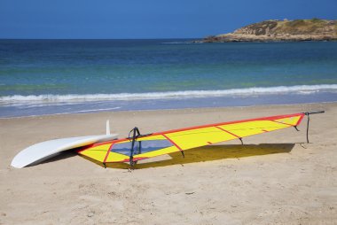 Kıyıda kurutma Rüzgar Sörfü sörf tahtası