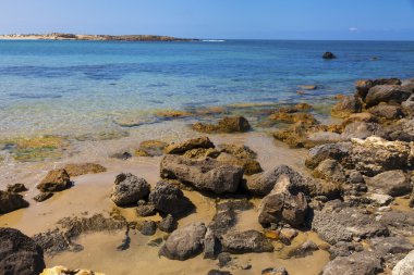 Büyük kayalar kenarla su