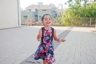 Mutlu kız koşuyor.