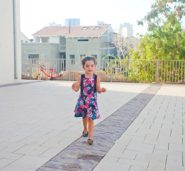 Little girl walking towards camera — Stock Photo, Image