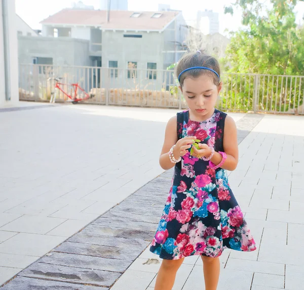 Adorável menina com os olhos para baixo — Fotografia de Stock