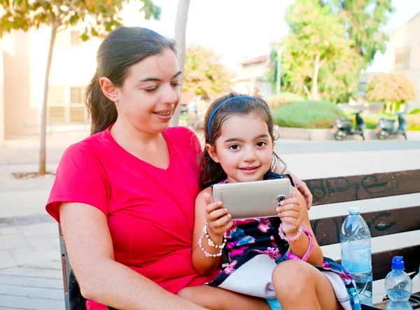 Schattig meisje met mobiele telefoon — Stockfoto