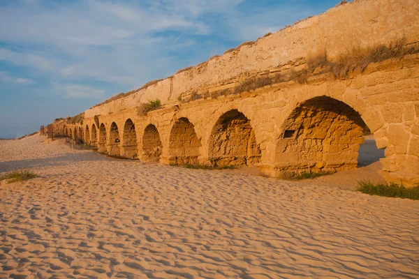 Gammel romersk akvedukt ved solnedgang – stockfoto