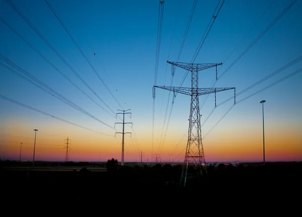 Barvy slunce nad stožáry elektrické vedení — Stock fotografie