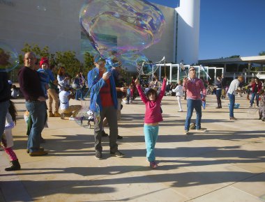 Büyük renkli sabun köpüğü kalabalık yukarıda
