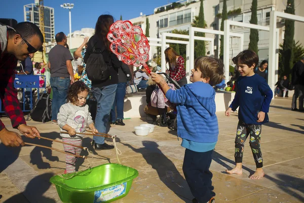 Bambini che giocano con le bolle di sapone — Foto Stock