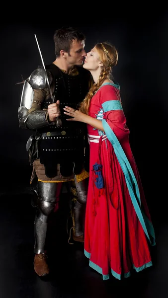 Casal medieval beijando — Fotografia de Stock