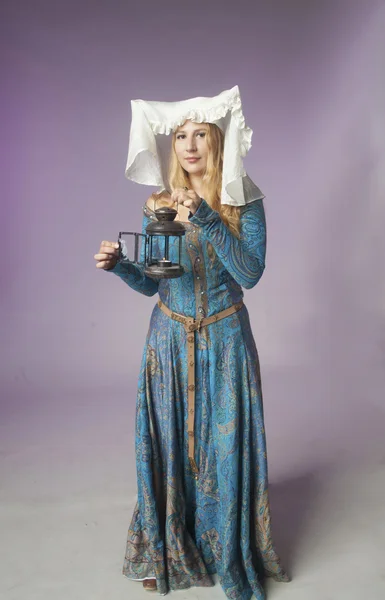 Menina medieval com uma lâmpada — Fotografia de Stock