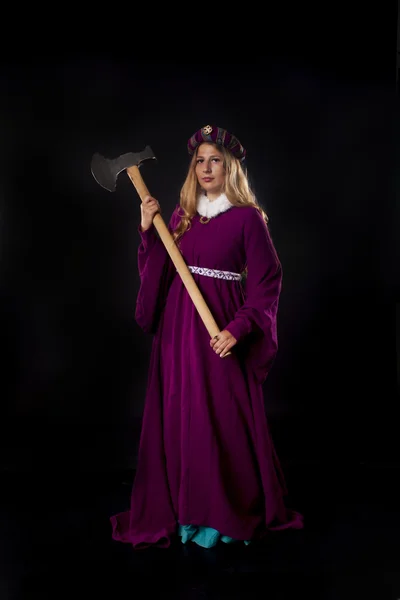 Rainha medieval segurando um machado — Fotografia de Stock